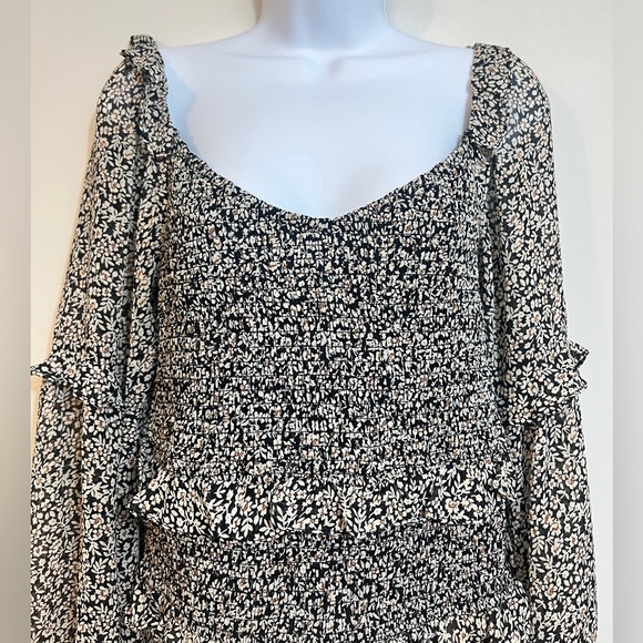 ASTR Black and White Floral Cropped Blouse Medium Feminine Long Sleeve Smocked - Picture 4 of 6